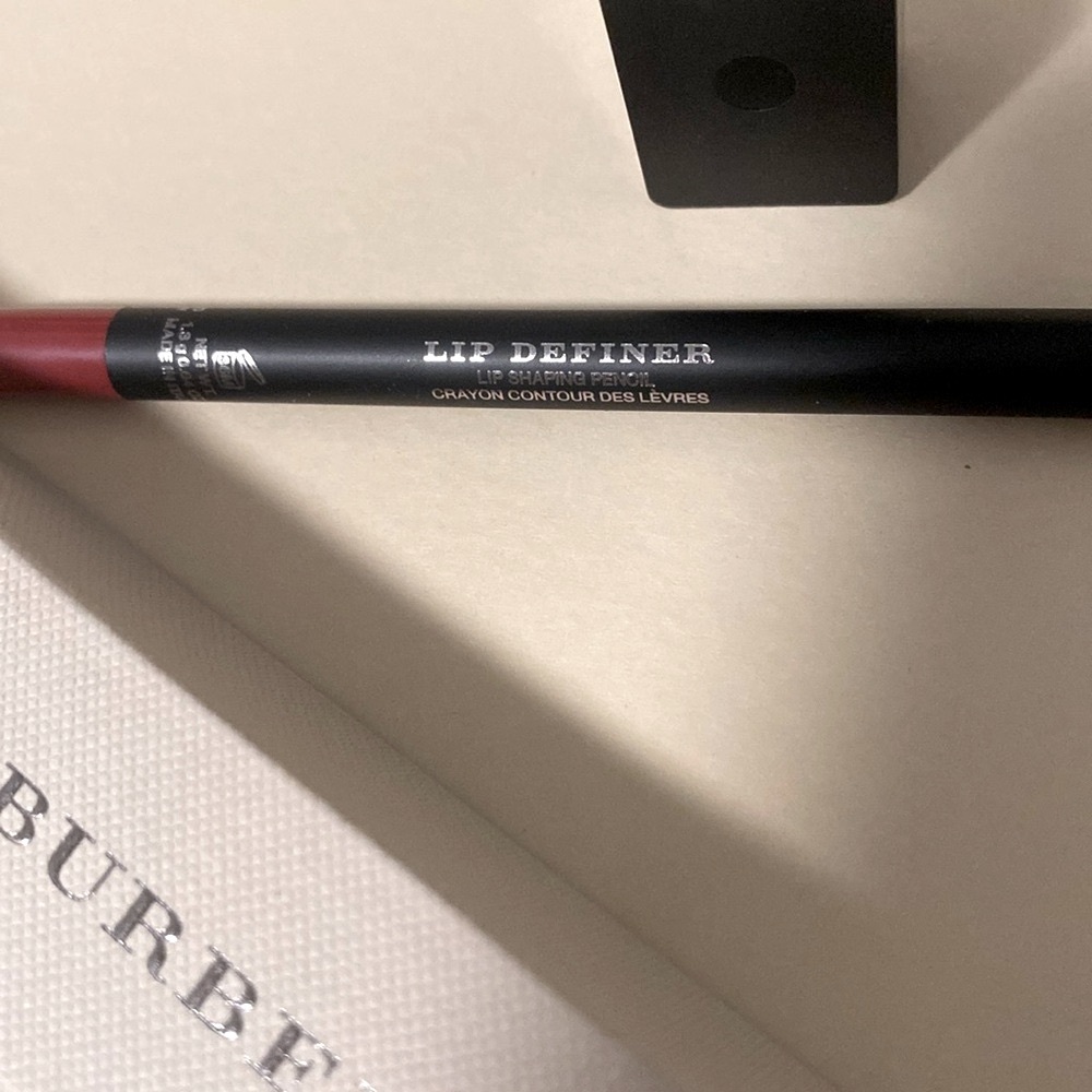 NIB [Burberry] Luxe Lip Definer Shaping Pencil & Sharpener in Bright Plum No. 7 - Picture 4 of 16